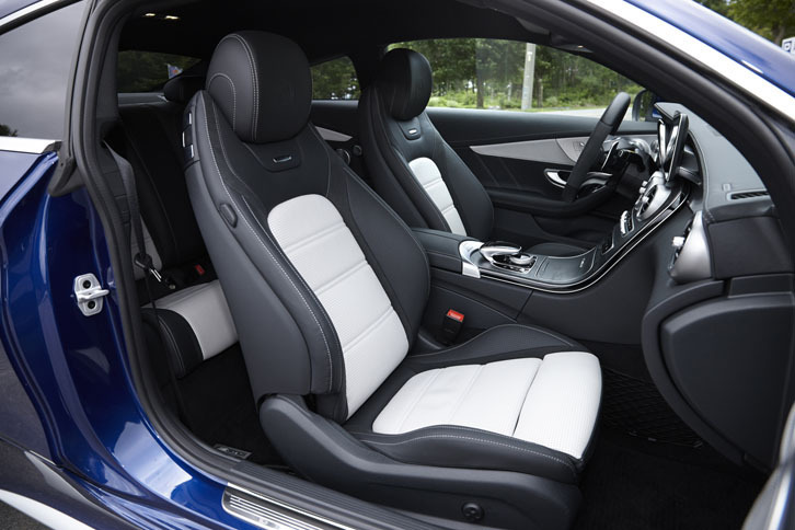 上質なナッパレザーで仕立てられたスポーツシートは、ブラック単色のほか、ブラック×プラチナパールホワイト（写真）やブラック×レッドペッパーのツートンカラーが選べる。シートヒーター付き。