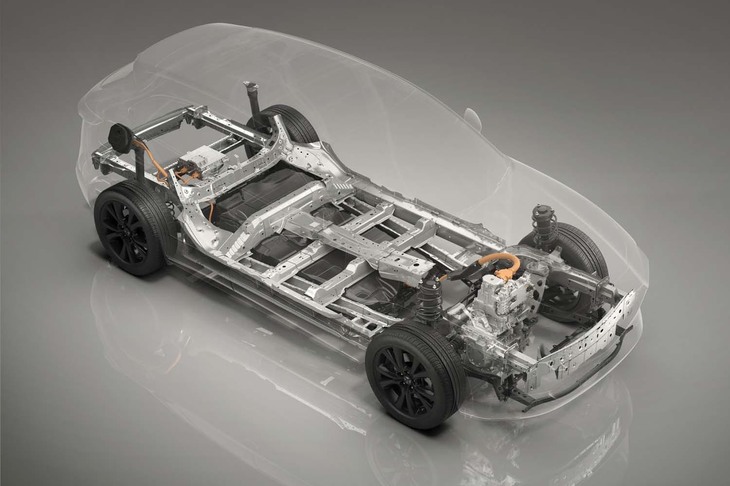 新型EVのベアシャシー。フロントのモーターやインバーター、DCDCコンバーターはコンパクトに一体化されている。