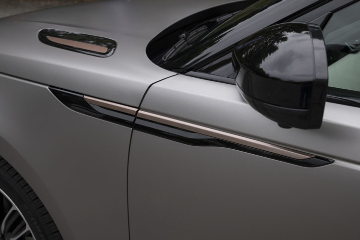 赤銅色に彩られた「R-DYNAMIC」モデルのフェンダーベント。スタンダードモデルの場合、カラーはシルバーになる。