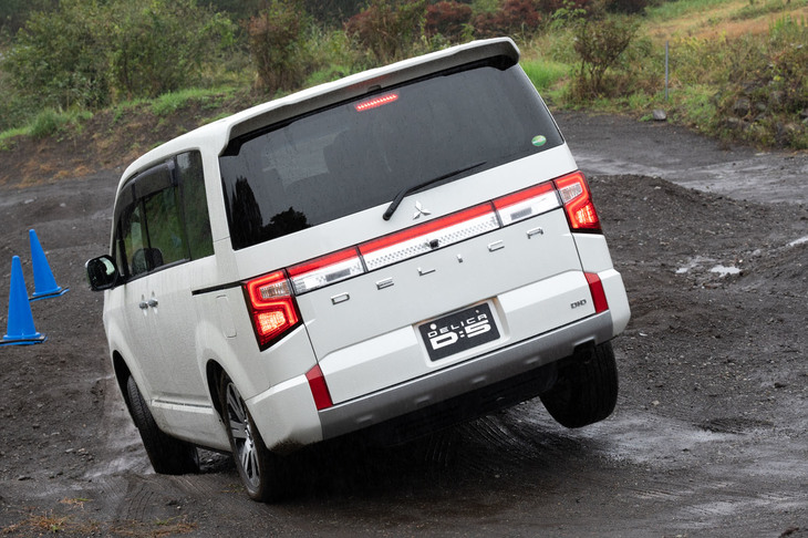 オン／オフでちょっとした二面性を感じさせる「アウトランダー」に対し、「デリカD：5」のサスペンションの印象は一貫している。オンロードではしなやかで、オフロードでもそのしなやかさを生かしてタイヤを路面に追従させ、車体をコントロールしている感覚だ。