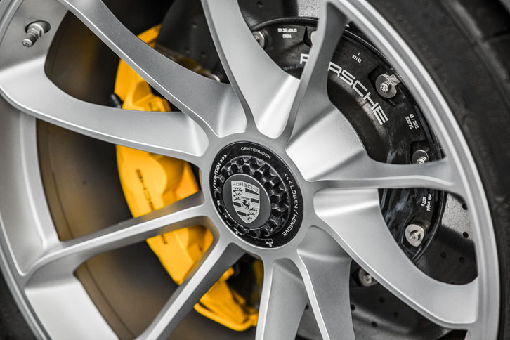 センターロック式の20インチアルミホイール。その奥に見えるブレーキディスクは、カーボンセラミック製。