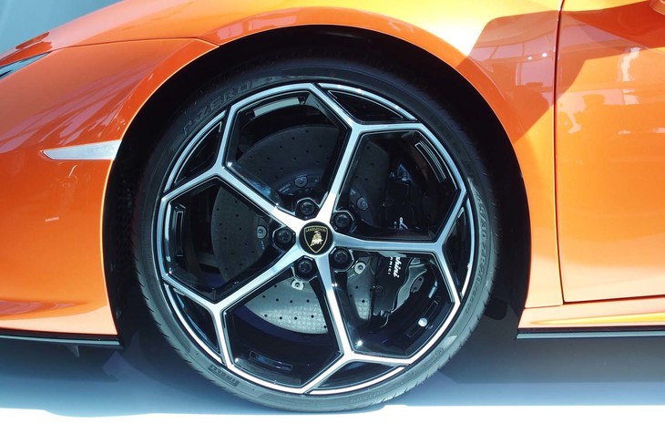 新デザインの20インチホイールを装着。タイヤサイズは前245/30R20、後ろ305/30R20サイズとなっている。