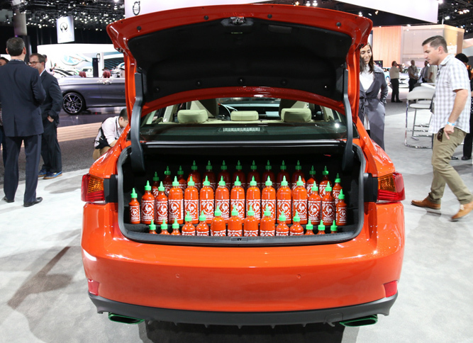 レクサスと有名なチリソースのブランド「シラチャー・ソース」とのコラボレーションによる「レクサス・シラチャーIS」。一瞬、ホットソースを燃料とするのかと思ってしまったのは、ボクだけか。