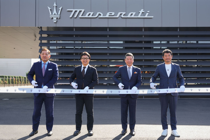 「マセラティ横浜港北」のオープンイベントで行われたテープカットセレモニーの様子。