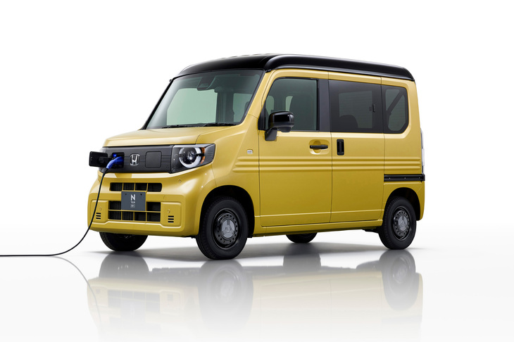 2024年10月に発売されたホンダの軽商用BEV「N-VAN e：」。車両本体価格は「e：G」グレードの243万9800円から、「e：FUN」グレードの291万9400円まで。FUNグレードにのみ、急速充電ポートが標準で装備される。