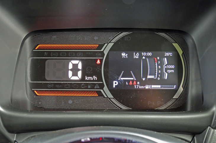 メーターパネルは左にデジタル式の速度計を、右にカラーマルチインフォメーションディスプレイをレイアウト。オレンジの加飾も相まって楽しげな雰囲気だ。（写真＝webCG）