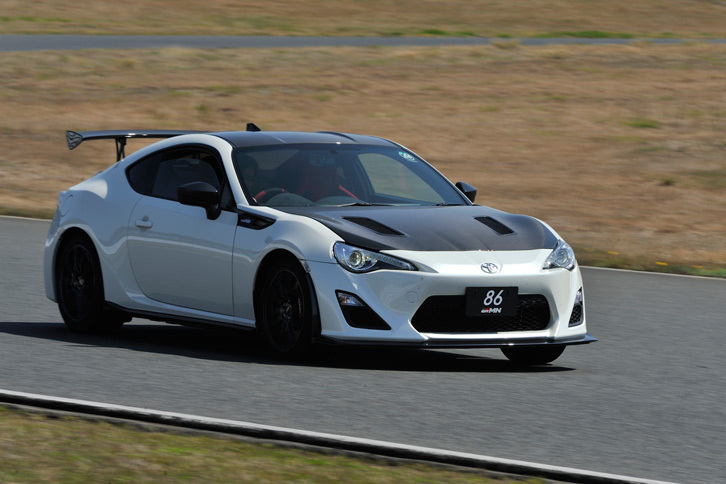 袖ヶ浦フォレストレースウェイを走る「86 GRMN」。足まわりは、車高および減衰力調整機構付き専用ダンパーや、高強度軽量コイルスプリング、ピロボール式リアコントロールアームブッシュ、減衰力調整機構付きリアパフォーマンスロッドなどでチューニングされている。