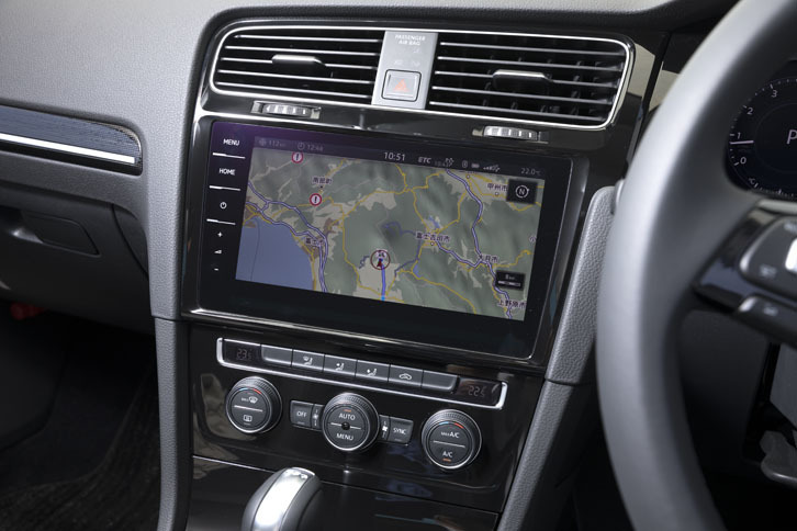 純正ナビ「ディスカバープロ」には物理スイッチが備わらず、すべてをタッチ操作で行う。ラジオの選局などは、画面の前で手を左右に動かすジェスチャーでも行えるが、うまく操作するためには少々コツがいる。