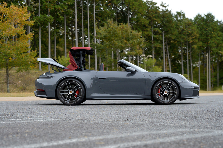 この試乗車はボディーカラーが「スレートグレー」、ソフトトップが赤の組み合わせ。ソフトトップはほかに黒、青、茶、グレーのストライプ入りの黒が設定されているが、無償で選べるのは黒のみだ。