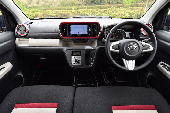 「ダイハツ・ブーン シルク」のインストゥルメントパネルまわり。黒を基調に各所にグレージュとマゼンタのアクセントを施すことで、「ブーン」との差別化を図っている。