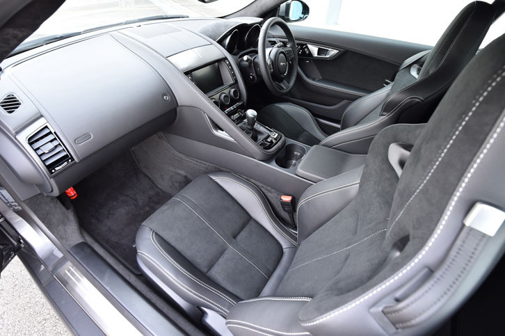 「ジャガーFタイプ」のセンターコンソールは左右非対称型で、助手席側にはグラブバーが設けられている。