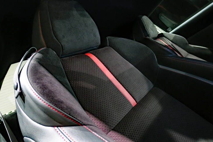 スバルBRZ（フロントシート）