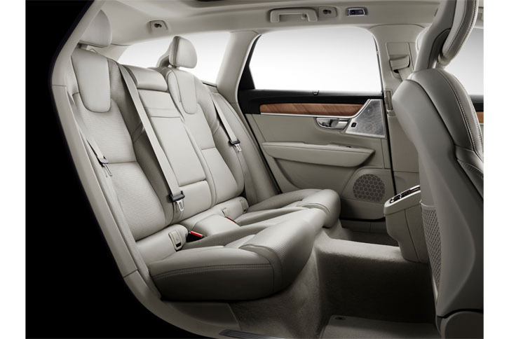 「ボルボV90」のリアシート。