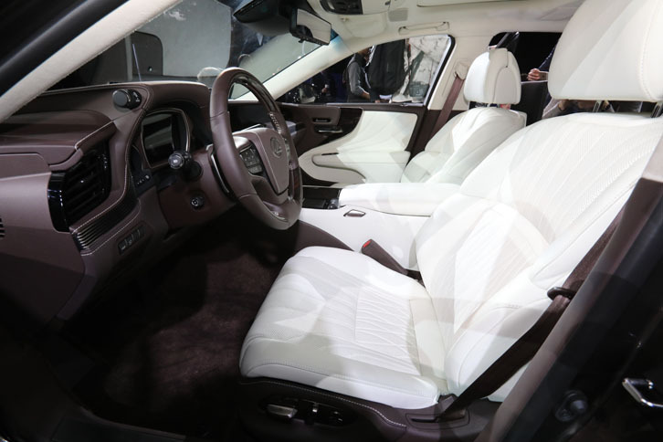 運転席は高いホールド性を確保しながら快適さも考慮し、最適なサポート位置をきめ細かく設定できるのが自慢。