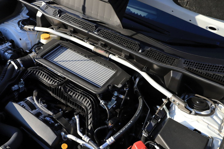 試乗車に装着された「フレキシブルタワーバー」。アルミ製のタワーバーを左右に分割し、その間にリンクボールを挟んだ構造となっている。