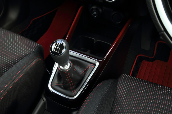 6段MTはシフトレバーのショートストローク化、操作荷重の最適化などにより、スムーズでダイレクト感のある操作フィーリングを追求。2～5速がクロスレシオ化されたギア比は、先代「スイフトスポーツ」と共通。