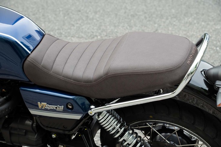 パッセンジャー側（後部）のクッションに厚みをもたせたタンデムシート。快適性の高さもセリングポイントとなっている。