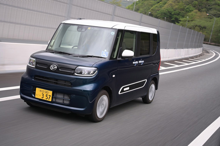 車いすのまま後部に乗車できる介護車両「ダイハツ・タントスローパー」を新車で購入。生まれて初めて残価設定ローンを選択した。介護車両の外装にツートンカラーを用意してくれてるのはタントだけ。なんてオシャレなんだ。