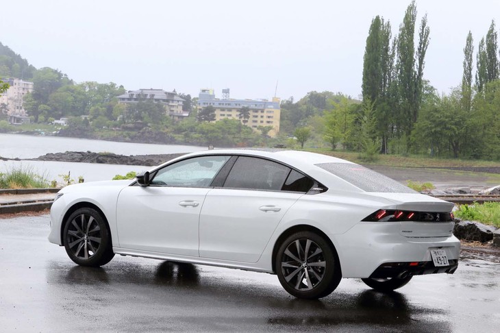 新型ではスリーボックススタイルをやめて、なだらかなルーフラインが特徴的なハッチバック車に。プジョーは“4ドアファストバック”と呼んでいる。