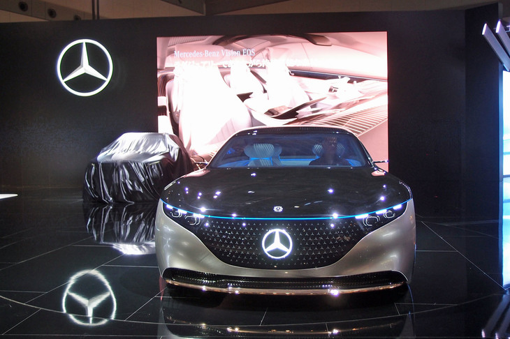 メルセデス・ベンツ／スマートブースに展示された「メルセデス・ベンツ・ヴィジョンEQS」。未来の電動高級サルーンの姿を示唆するというコンセプトカーだ。