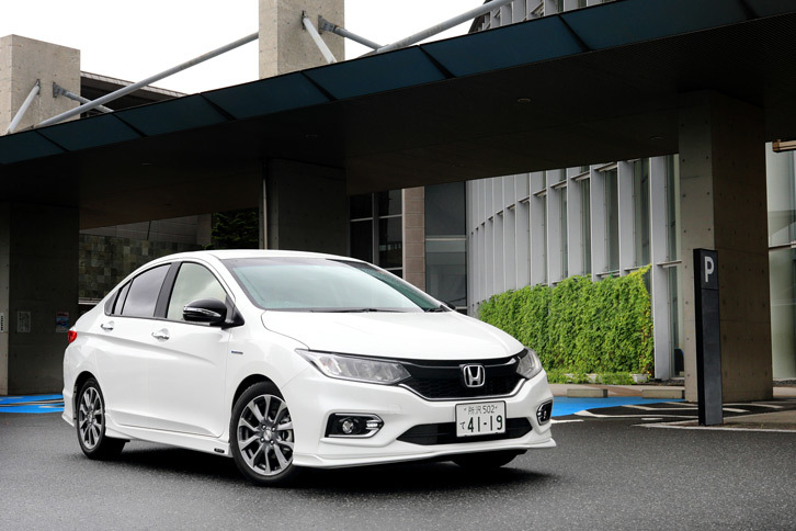 「グレイス」へのモデューロの用品設定について、商品企画の石川氏は「余裕のある世代へ向けたクルマこそ、誰が見てもかっこよくあるべき」との思いから提案したという。