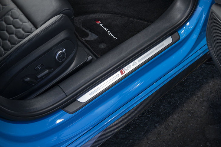 「RS 4」のロゴが入ったドアシルトリムが標準装備される。カーボン製のサイドスカートは、オプションの「カーボンスタイリングパッケージ」に含まれるアイテム。