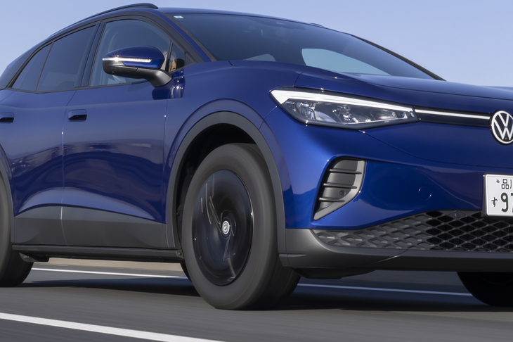 ドライブのスタートは高速道路から。さすが最新世代というべき高い静粛性と直進安定性、そしてグリップ力を確認できた。