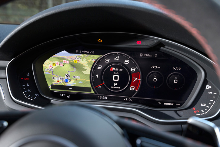 メーターに代わって装備されるフルデジタルモニターの「アウディバーチャルコックピット」。「RS」モデルのものには、エンジントルクやGフォースなどの表示機能が追加されている。