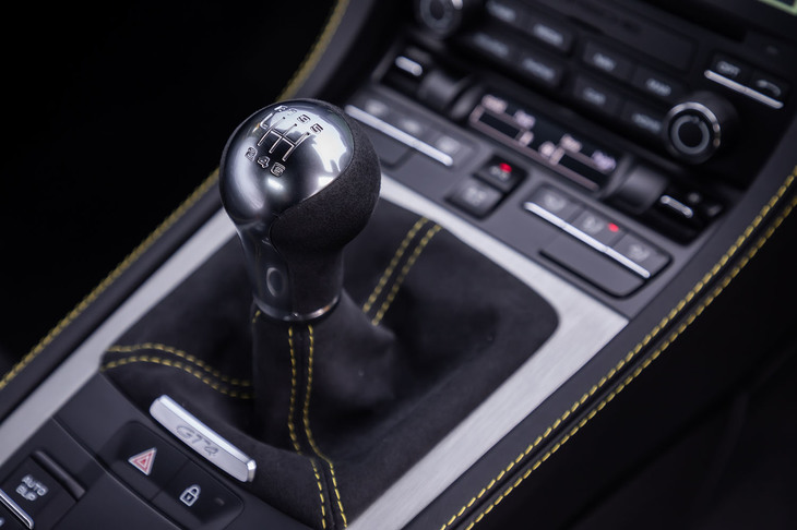 「718ケイマンGT4」の6段MTには、ダウンシフト時に自動で回転合わせを行うオートブリッピング機能が備わる。コンソール上のスイッチで同機能のオン／オフが選択できる。