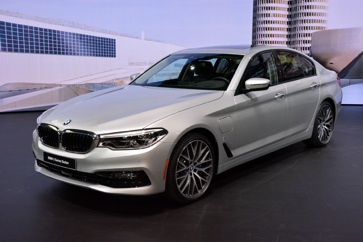 こちらは「5シリーズ」のプラグインハイブリッドモデル。フロントのフェンダーパネルには「i」のバッジが装着されていた。