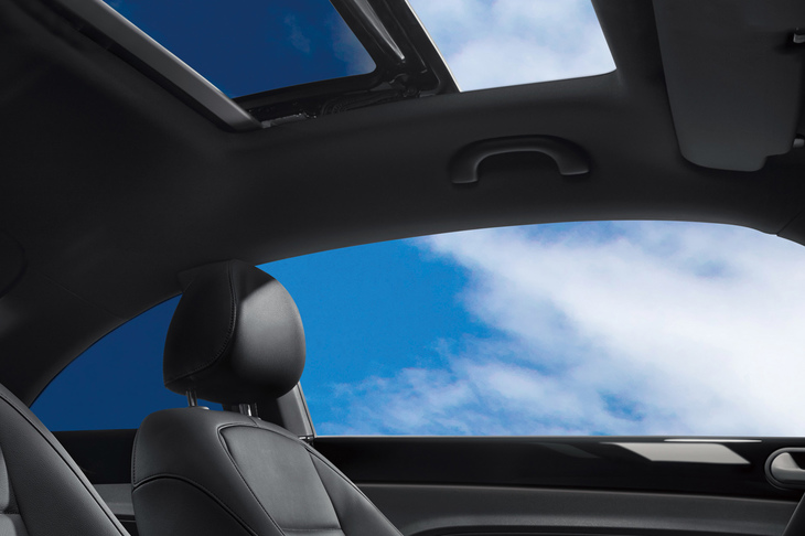 「ザ・ビートル 2.0 Rラインマイスター」に装備される電動パノラマスライディングルーフ（UVカット機能付き）。