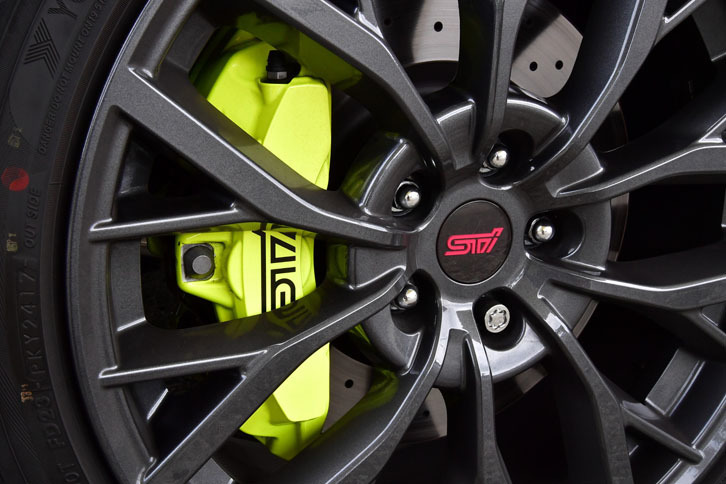 ブレーキはブレンボ製が標準。フロント（写真）には6ピストン、リアには2ピストンのモノブロックキャリパーが装着されている。