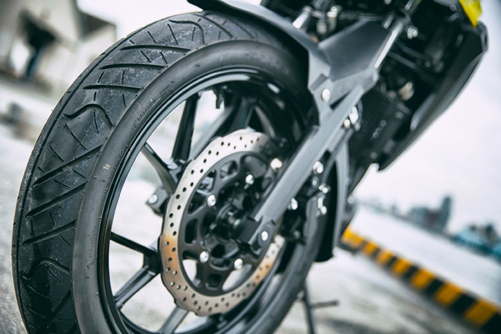 ルックスは“いかにも”なアドベンチャースタイルだが、足元の仕様は17インチアルミ製キャストホイールに非ブロックパターンのオンロードタイヤの組み合わせ。舗装路を走っていても違和感のない操作性と、気兼ねなくロングツーリングに出掛けられる快適性を備えている。