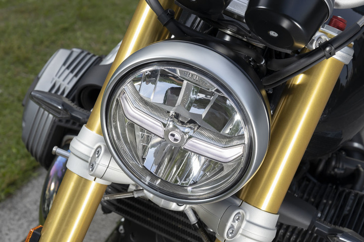 「R18」ゆずりのデザインが目を引く新採用のLEDヘッドランプ。コーナリング時に進行方向を照らす「アダプティブコーナリングライト」が搭載されている。