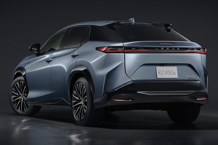 ボディーサイズは全長×全幅×全高＝4805×1895×1635mm、ホイールベースは2850mm。レクサスとしては初となるBEV専用プラットフォーム「e-TNGA」が採用された。