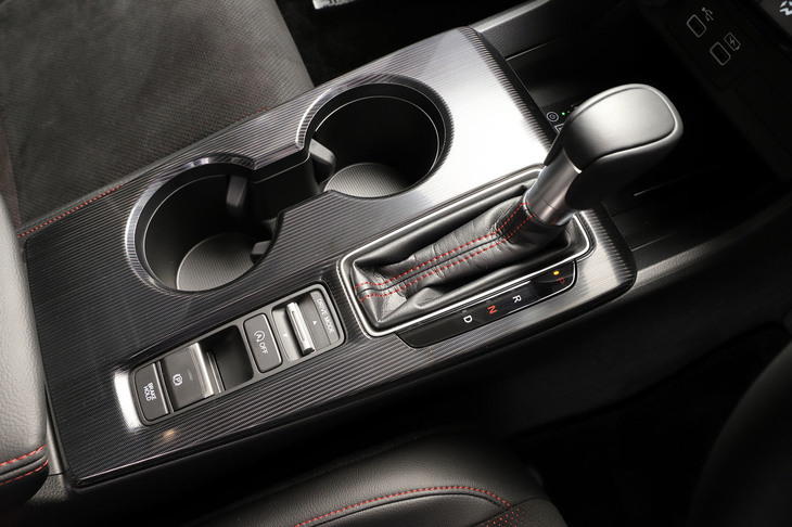 CVTはターボエンジンの大トルクに対応するべくトルクコンバーターの性能を強化。全開加速時やブレーキング時に段階的な変速を行う、ステップアップ／ダウンシフト制御が搭載されている。