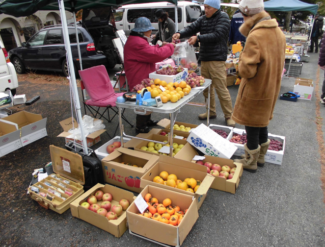近隣農家の方々による出店。主に季節の果物が販売されている。