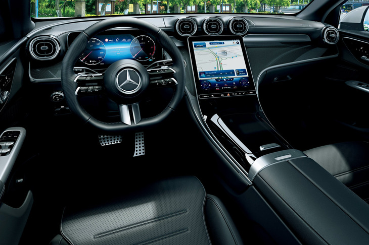 「GLC220d 4MATICクーペ コア」のコックピット。標準仕様に「シルバーグレーダイヤモンドインテリアトリム」を、AMGラインパッケージでは「メタルウィーブインテリアトリム」をいずれもGLCとして初採用している。（日本導入モデルは右ハンドル仕様）