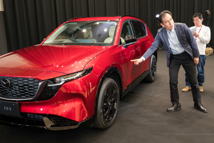 デザインにおける新型「マツダCX-5」の特徴やこだわりについて語る、開発責任者の山口浩一郎氏。（写真：向後一宏）
