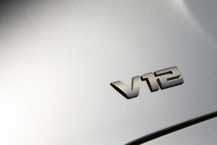 Cピラーの根元を飾る「V12」のバッジ。「M760Li xDrive」では、このほかにもセンターコンソールやサイドシルプレートなど、いたるところにV12のロゴがあしらわれている。