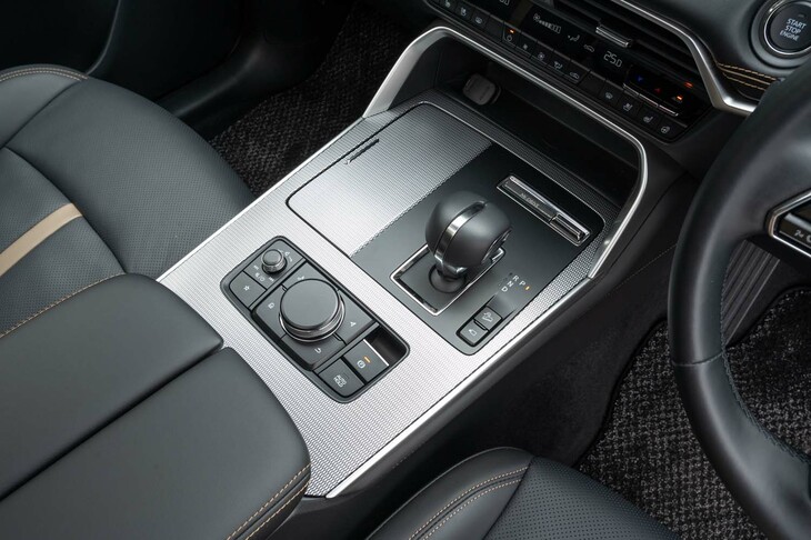 シフトセレクターは手前が「D」で奥が「R」、そこから右に倒すと「P」に入る。どちらに操作しても必ず壁に当たるためブラインド操作が容易だとされている。