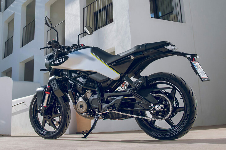 ハスクバーナ久々のロードモデルとして、2018年に登場した「ヴィットピレン／スヴァルトピレン」。2024年モデルは完全新設計の新型で、従来モデルよりフレーム、エンジン、装備、デザインと、文字どおり全面刷新された。