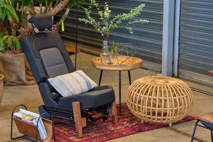 日本導入レセプションで示された、取り外したシートの用例（？）。クルマ自体の用途はもちろん、外したシートの活用術でも、アナタのアイデア力が試される。