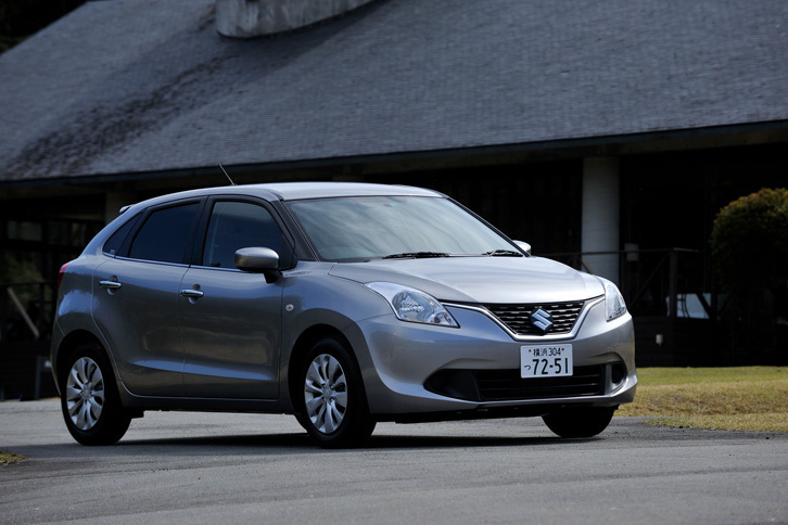 エントリーモデルの「XG」。外観上はハロゲンヘッドランプやスチールホイールなどが「XT」との主な違いとなる（XTではHIDヘッドランプおよびアルミホイールが標準装備となる）。