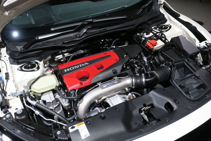 最高出力320PS/6500rpmを発生する2リッター直4ターボエンジン。せっかくの“ホンダサウンド”にスピーカーからの音をかぶせるなんて、個人的には下策に思えてならない。