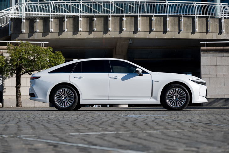 他の3モデルとは異なり、正統派の4ドアセダンスタイルをとる。ボディーの全長は5mを超えた。