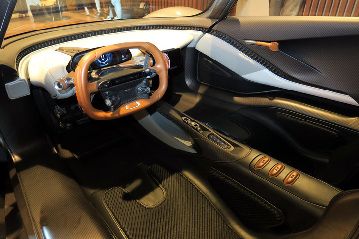 アストンマーティン・ヴァルハラ（インストゥルメントパネルまわり）