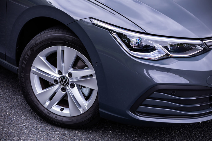 今回の試乗車は、「5ダブルスポーク」と呼ばれる標準装備の16インチアルミホイールに、205/55R16サイズの「グッドイヤー・エフィシェントグリップ パフォーマンス」タイヤが組み合わされていた。