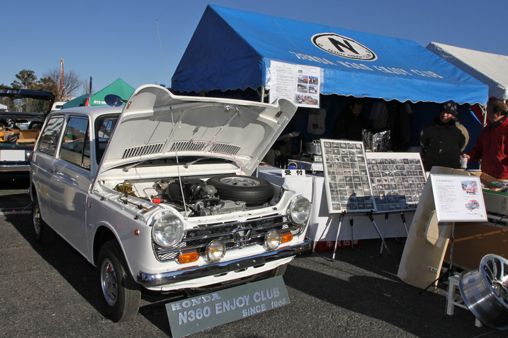 長年クラブスタンドに出展している「ホンダN360エンジョイクラブ」。展示車両はN360がデビューした1967年の夏ごろに作られた、モノグレード時代の初期型。レストアされ、まるで新車のようなコンディション。