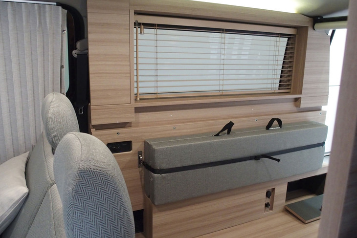 キャラバンMYROOMローンチエディション（後部の折りたたみベッド）